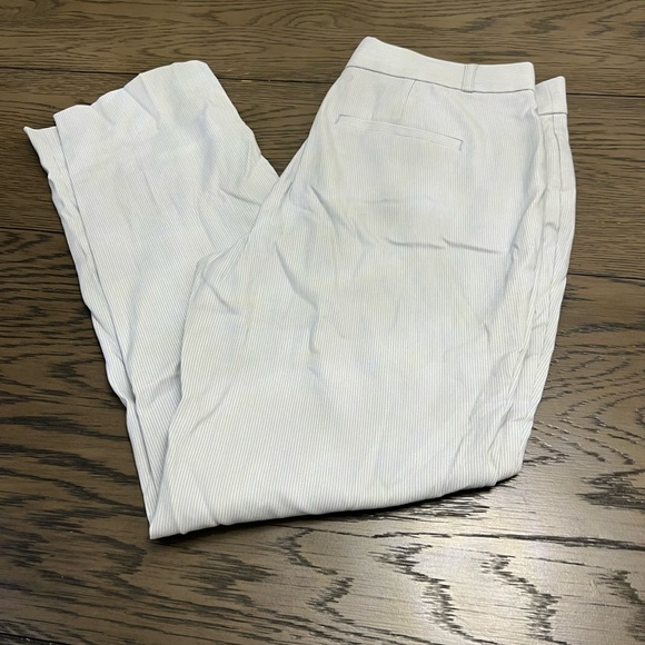 Light blue and white pinstripe capri pants size 6. New with tags - Picture 3 of 3